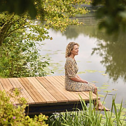 Hardhouten geprofileerd dekdeel 1 zijde V-groeven 1 zijde glad 2,8x19x245cm